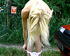  Cochonne pisse sur un mec et se fait enculer !