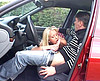  Blondasse bais�e sur le capot de la voiture