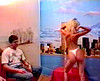 STRIP TEASE :  La strip-teaseuse se fait prendre par les 4 types