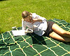  Une jeune �tudiante habill�e tr�s sexy en cette chaude journ�e d'�t� doit r�viser pour ses exams mais elle ne semble pas tr�s motiv�e. Son copain la pousse � aller bosser et finalement elle va s'allonger dans le jardin en bouquinant ses le�ons. Mais elle est tellement bonne avec sa petite jupe qu'il ne r�siste pas et vient se blottir contre elle. La fille se d�shabille puis elle se frotte contre lui et attrape son membre qu'elle suce comme une salope. Elle grimpe ensuite sur sa queue puis se fait d�foncer le cul en levrette quand deux potes apparaissent. Tr�s chauds par la sc�ne, ils sortent leur queue de leur pantalon et commencent � se faire sucer puis ils se mettent � deux sur elle pour la d�foncer en double p�n�tration. La coquine va ainsi se faire �largir les deux trous avant de se prendre un vrai d�luge de sperme sur le corps tellement elle les a chauff� et rempli leurs couilles. 