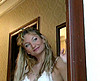  Femme mari�e bais�e par un jeune commercial