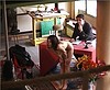 La nouvelle passe sous le bureau du patron