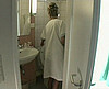  Vieux se tape sa bonne dans la salle de bain 