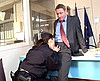 clip Une polici&egrave;re sexy n&eacute;gocie un peu plus de vacances