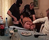 Video : Sa femme se fait dresser par un groupe de potes