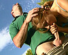  2 couples baisent dans les champs