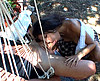 Vid�o : Paysanne prise dans les trous par un fermier
