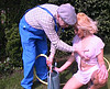  Il baise sa femme avec le jardinier de 60 ans
