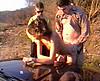  Trio: Ils la prennent sur le capot de la voiture