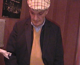 Papy matte une salope se goder dans un sex shop 8