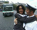  Femme timide d�vergond�e dans les champs 