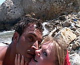 Belle blonde bais�e dans une crique par un �talon
