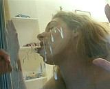 Mature blonde se gode devant un voyeur