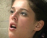 Mathilda se d�voue en ouvrant son anus