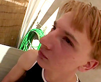  Le petit jeune se fait serrer le cul par son prof
