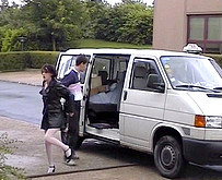 Brunette bais�e par le chauffeur de taxi