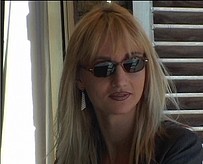  Une blonde fait une gaterie � son voisin pour ensuite se faire baiser sur la table de dehors. Une bonne sodomie...