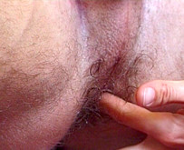  Elle lui fait d�couvrir le point G masculin