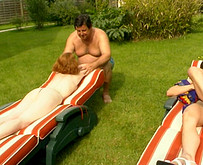  Baise dans le jardin entre couple d'amis