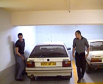  Ils sodomisent une pisseuse dans un parking
