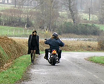 Un motocycliste brutal chope une inconnue