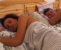  Jolie et jeune couple amateur au r�veil 