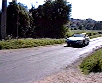  Elle fait de l'auto-stop et une voiture s'arr�te.. 