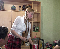  Jeune �tudiante bais�e devant sa cam en DP 