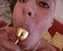  Amatrice � gros nibards se gode le cul 
