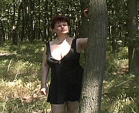 Grosse femme poilue bais�e dans les bois