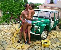  Laveuse de voiture se fait sodomiser par son mec 