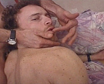  Mec encul� s�v�rement dans un trio gay 