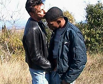Black gay encule un pote dans la garrigue
