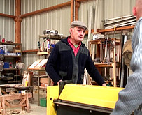 Secr?taire bais?e par un vieux dans un atelier