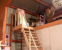 Secr?taire bais?e par un vieux dans un atelier