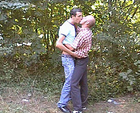 Mec bien mont? encule un homo dans le bois