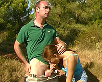  2 couples baisent dans les champs