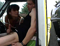 Vid� porno Mature bais�e par le chauffeur de la d�panneuse