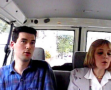 Son mari offre son �pouse pour payer le taxi