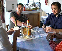 Strip poker qui termine en partouze chez Vanessa