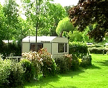 Priska se fait tirer par le responsable du camping