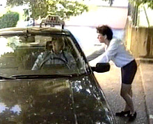 Une passante se fait aggresser par un taxi