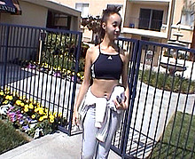 Katsuni � la piscine avec des blacks tr�s membr�s