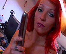 Angie gode les trous de deux lesbiennes amatrices