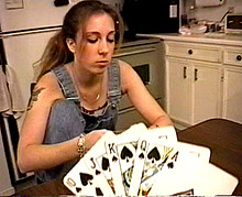 Deux jeunes lesbiennes font un strip poker