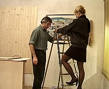 Une mature blonde se laisse tenter par son ouvrier