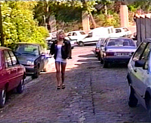 Une touriste se fait draguer par un homme m�r