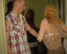 Un couple baise devant la fen�tre de lh�tel