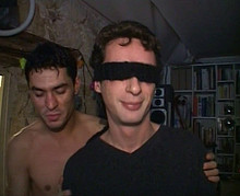 Jeune minet partouz� par des mecs gays