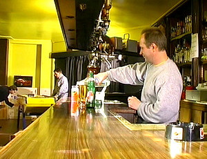 Etudiante, bourr�e, partouz�e dans un bar